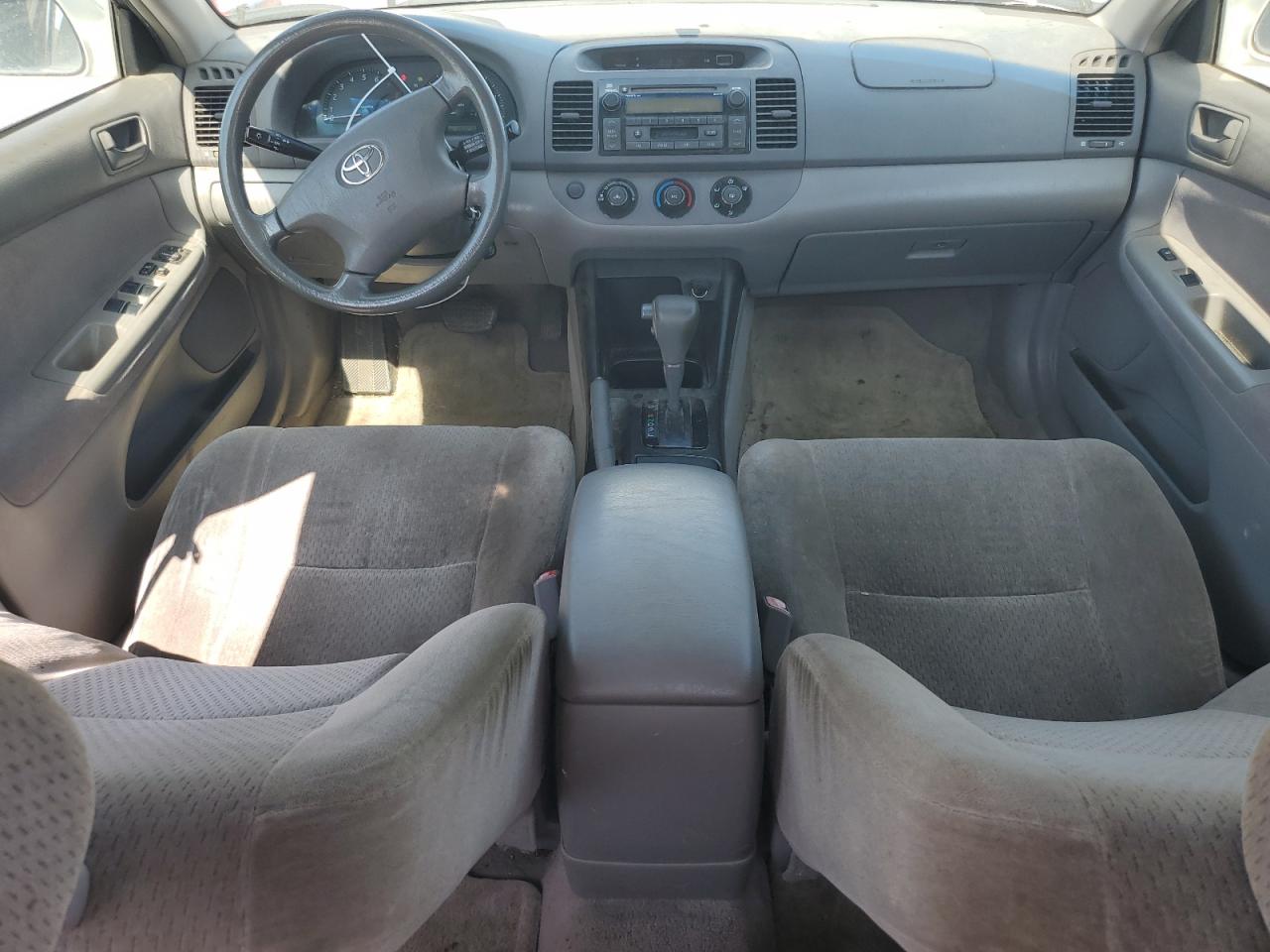 2004 Toyota Camry Le VIN: JTDBE32K140268877 Lot: 61233585