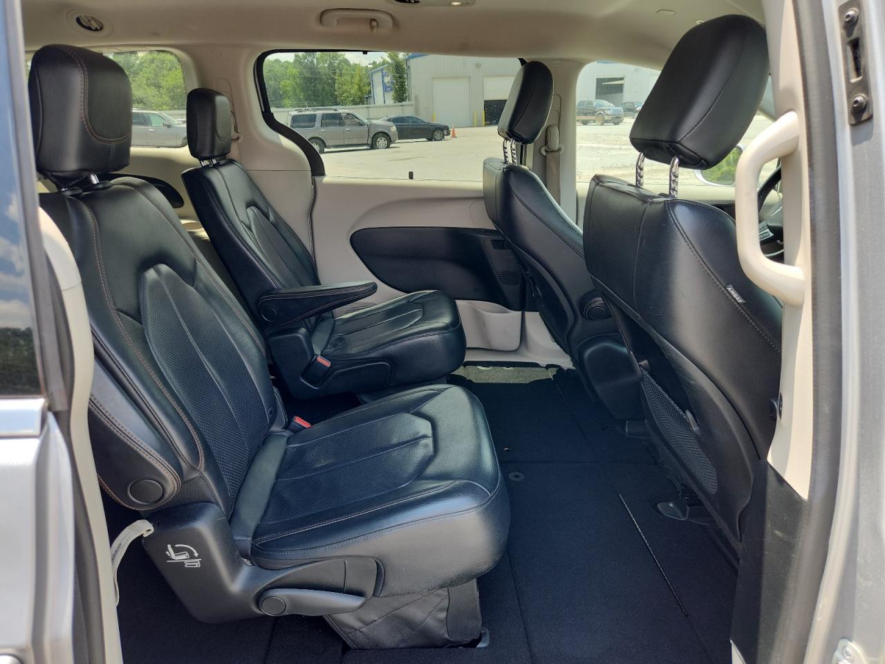 2019 Chrysler Pacifica Touring L VIN: 2C4RC1BG0KR560057 Lot: 64835895