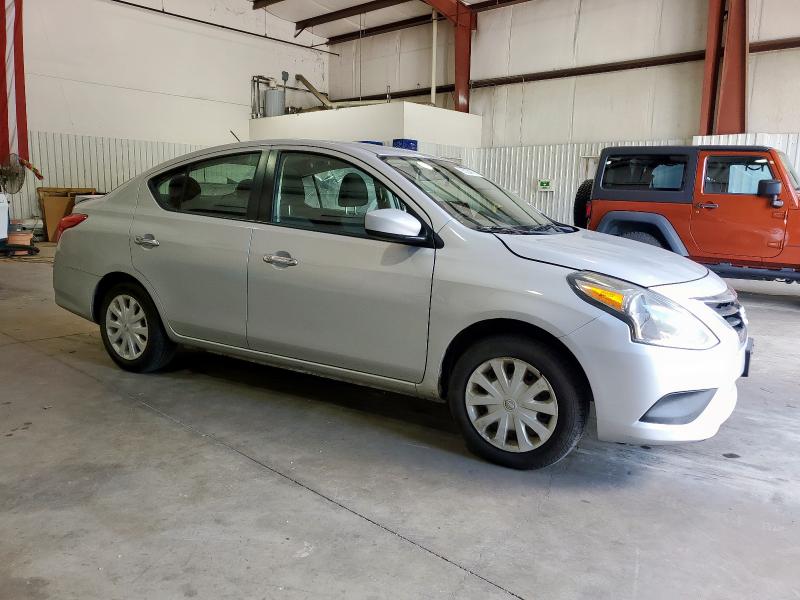  NISSAN VERSA 2018 Srebrny