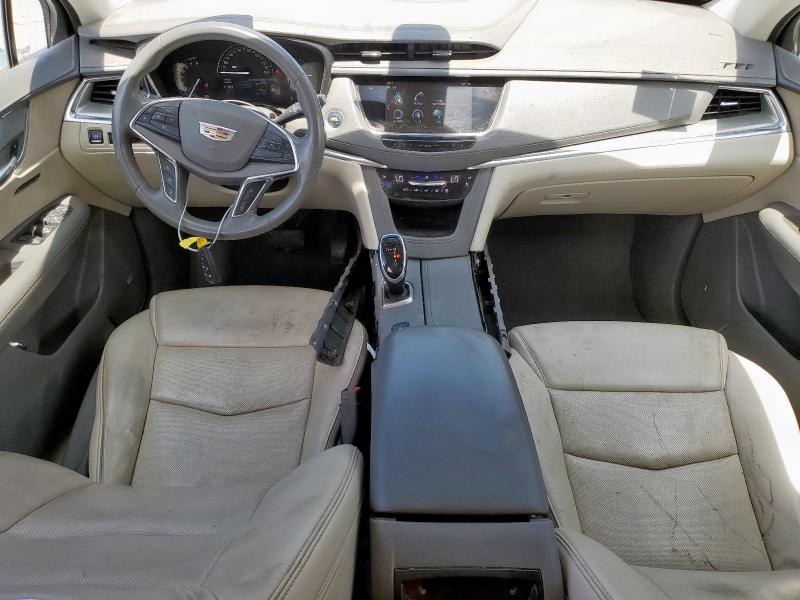  CADILLAC XT5 2018 Srebrny