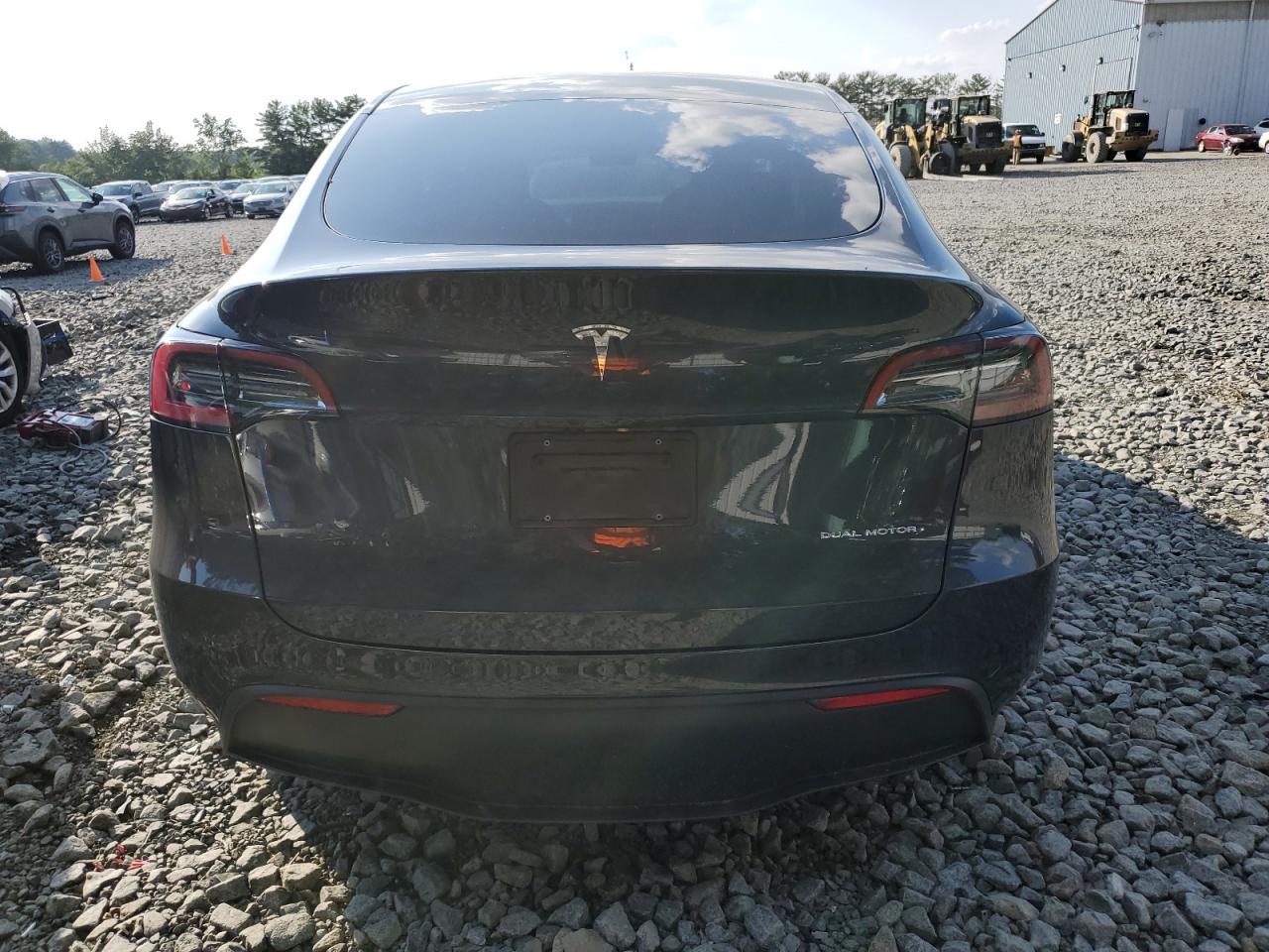 2024 Tesla Model Y VIN: 7SAYGDEE9RA229415 Lot: 65658365
