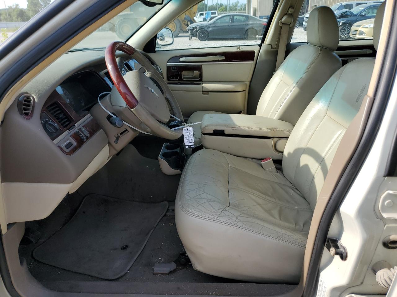 2005 Lincoln Town Car Signature Limited VIN: 1LNHM82W95Y664468 Lot: 64759265