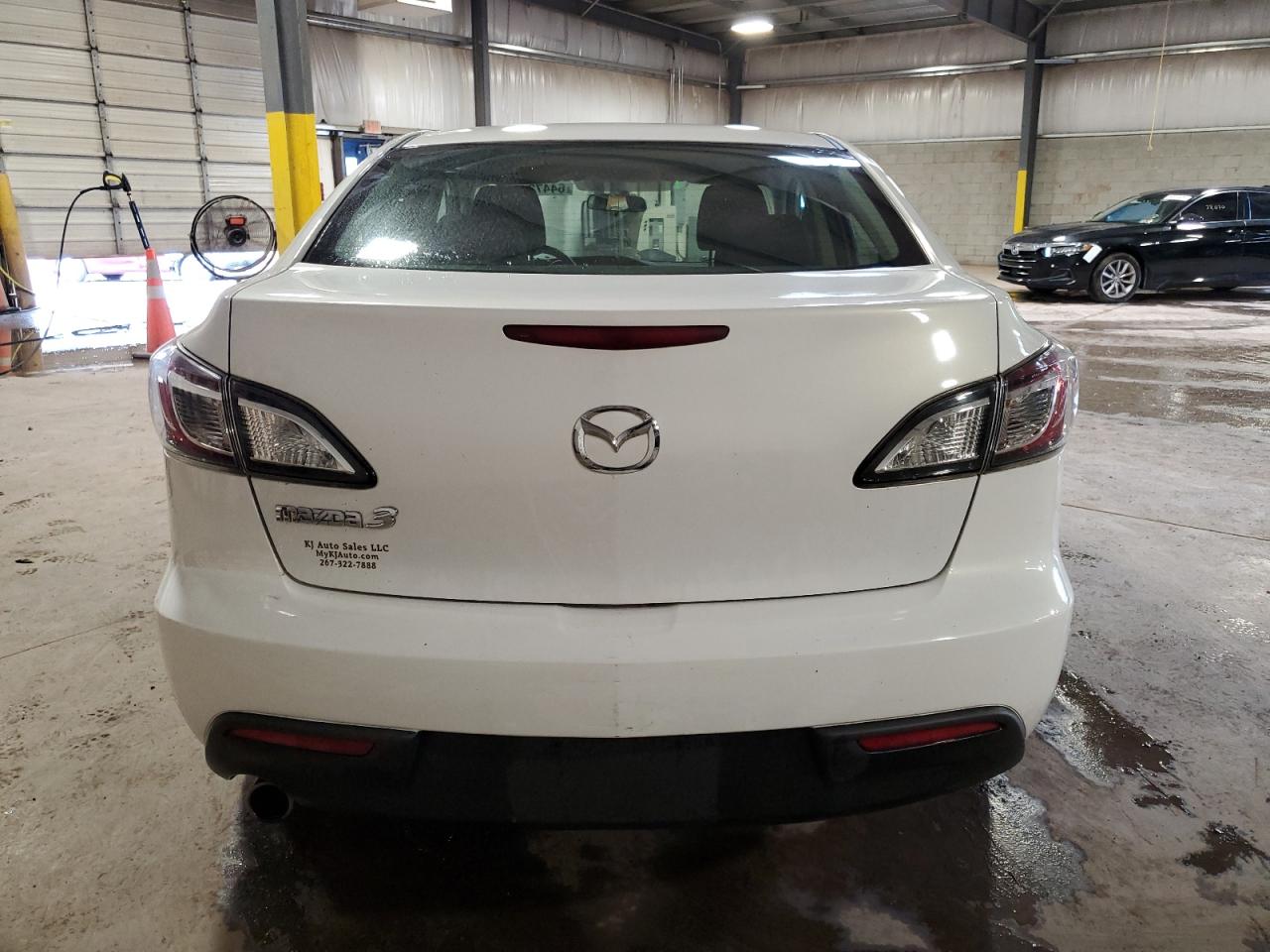 2011 Mazda 3 I VIN: JM1BL1VG3B1377950 Lot: 64473175