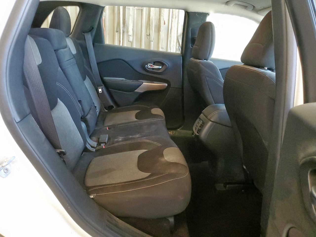 2018 Jeep Cherokee Latitude VIN: 1C4PJLCXXJD523770 Lot: 65296945