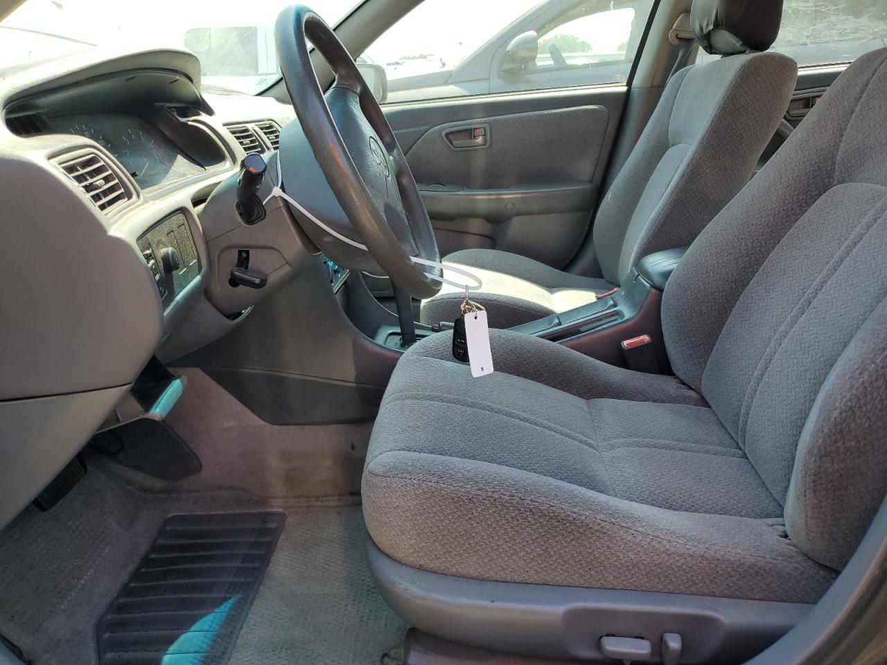2000 Toyota Camry Ce VIN: JT2BG22K0Y0450895 Lot: 64059285