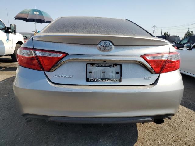 Sedans TOYOTA CAMRY 2015 Srebrny