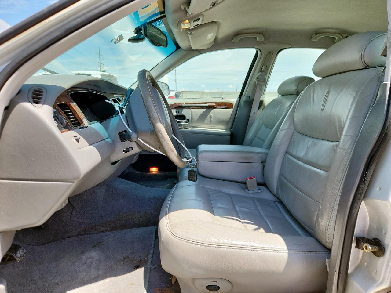 1998 Lincoln Town Car Signature VIN: 1LNFM82W8WY698345 Lot: 61454625