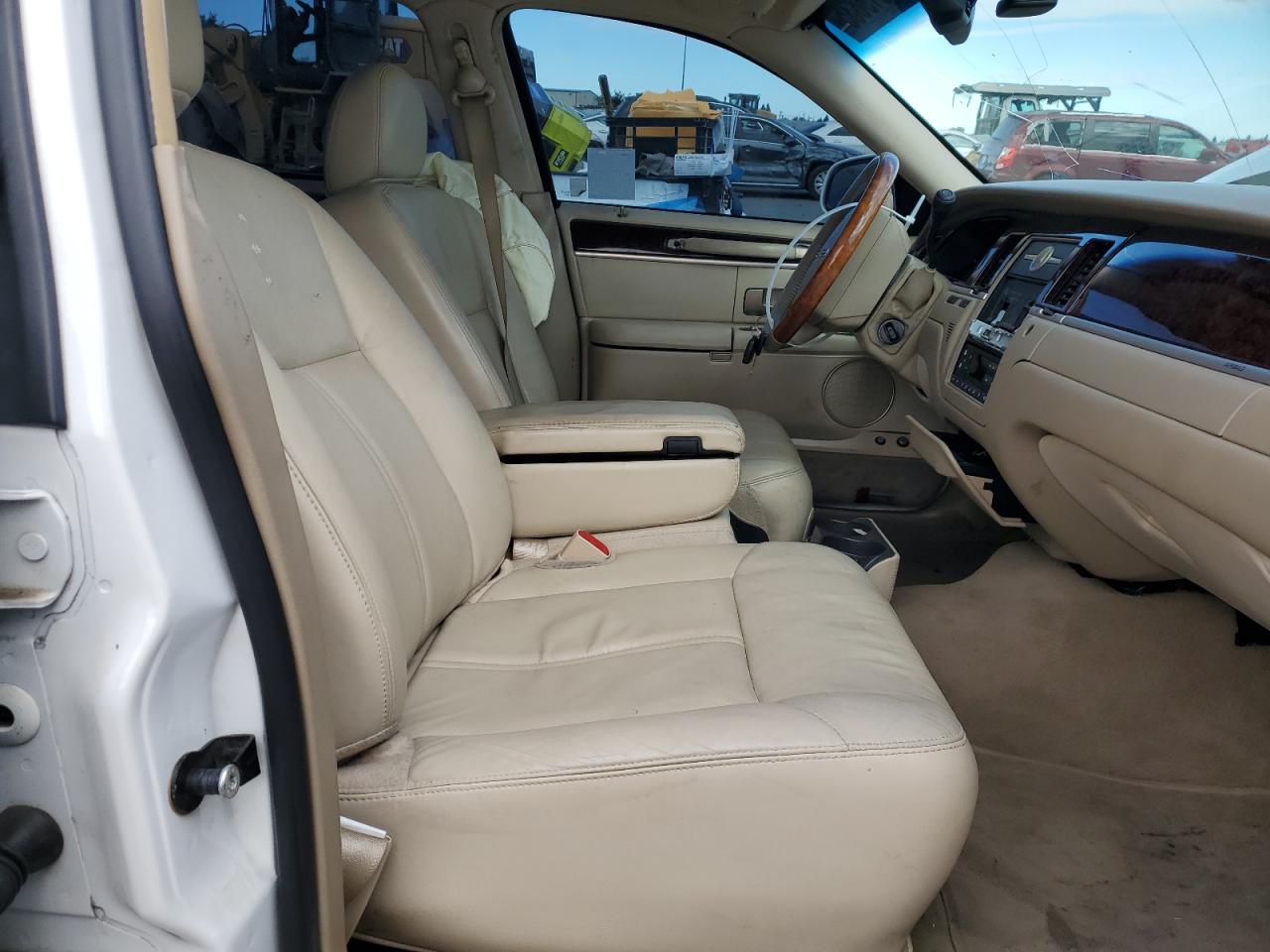 2010 Lincoln Town Car Signature Limited VIN: 2LNBL8CV3AX751758 Lot: 65819835