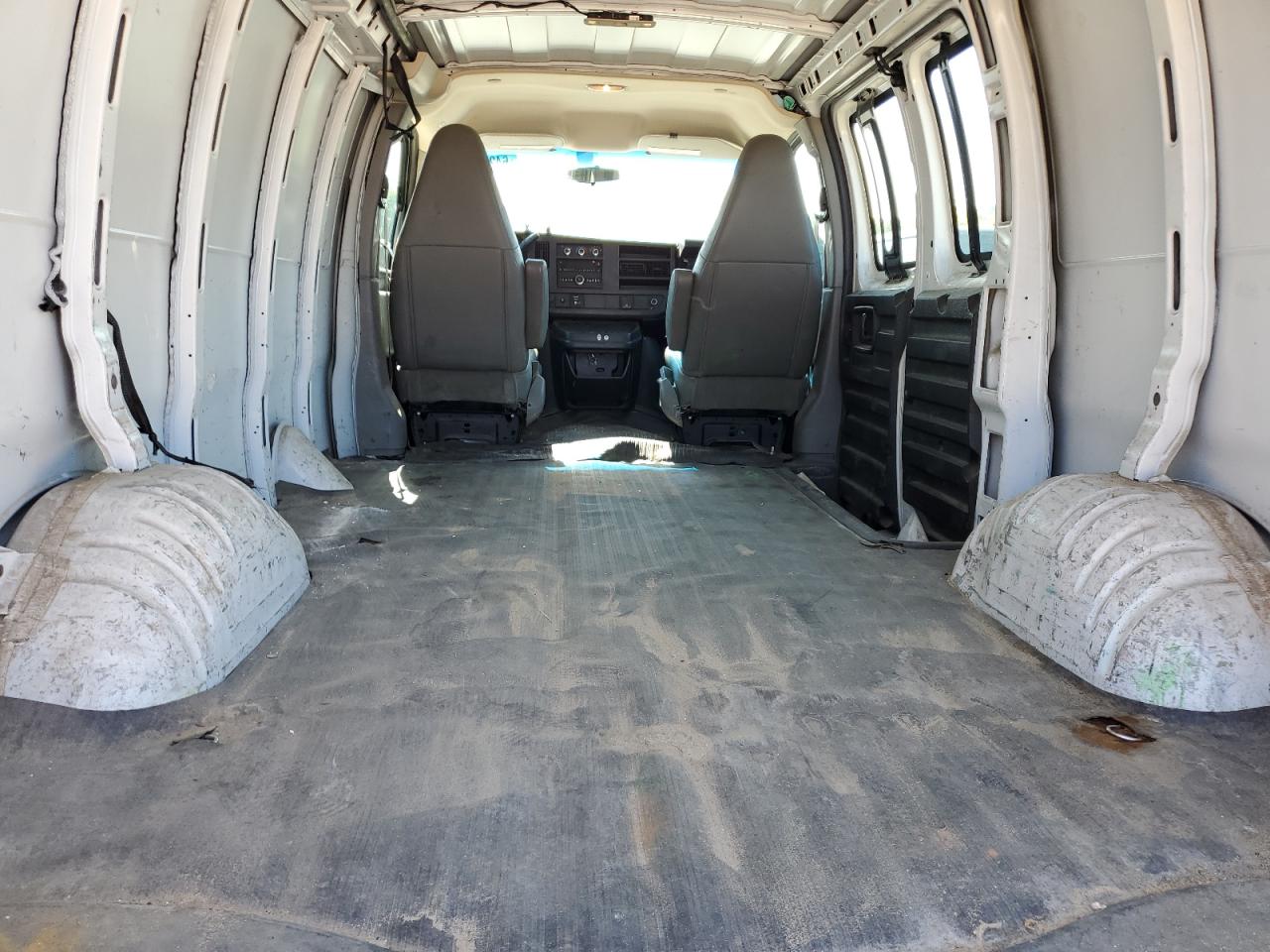 2017 Chevrolet Express G2500 VIN: 1GCWGAFF8H1341241 Lot: 64240255