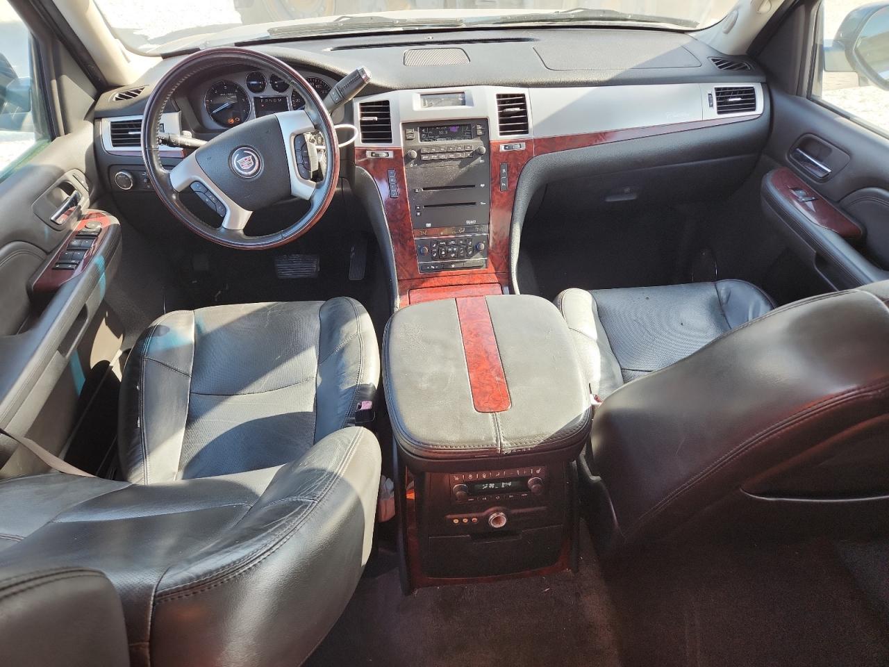2008 Cadillac Escalade Luxury VIN: 1GYFK63828R235137 Lot: 64645155