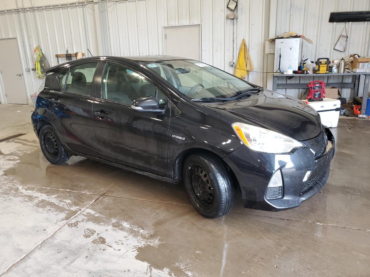 2014 Toyota Prius C VIN: JTDKDTB31E1570628 Lot: 65325235