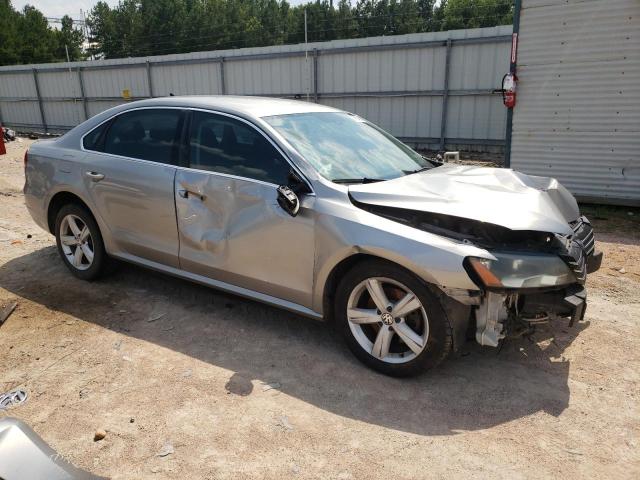 Sedans VOLKSWAGEN PASSAT 2013 Srebrny