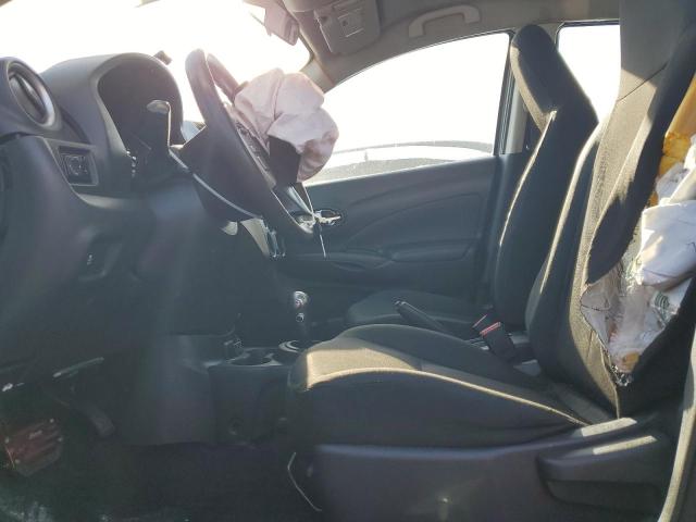  NISSAN VERSA 2018 Srebrny