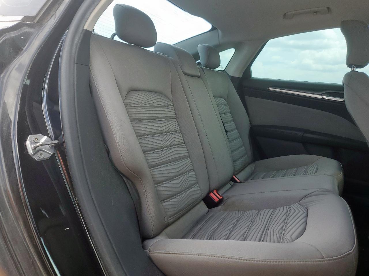 2016 Ford Fusion S VIN: 3FA6P0G79GR340675 Lot: 65092975
