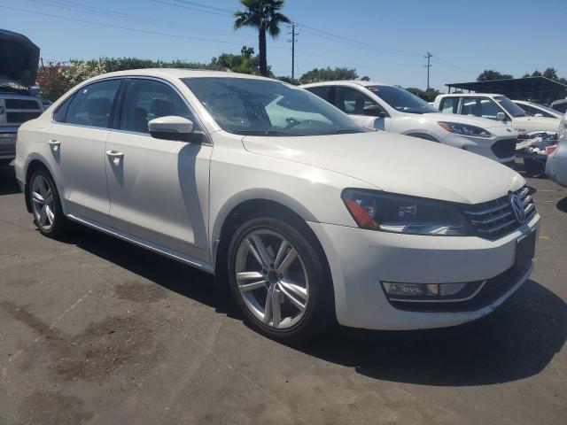 Sedans VOLKSWAGEN PASSAT 2014 Biały