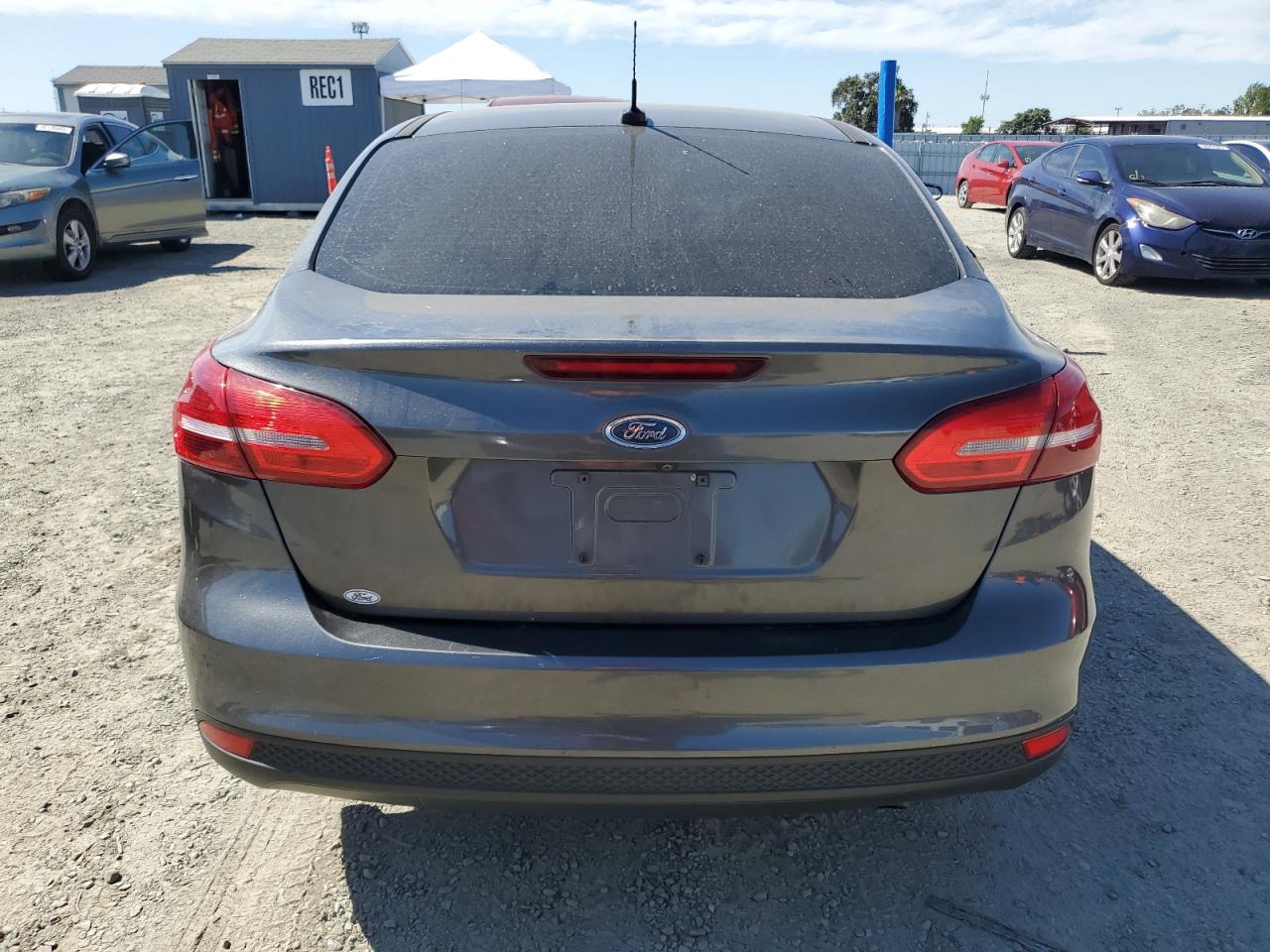 2018 Ford Focus S VIN: 1FADP3E24JL304415 Lot: 66207075