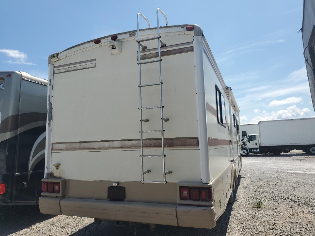 1999 Ford Fleetwood - Rvs Rv VIN: 3FCNF53S1XJA03528 Lot: 65809195