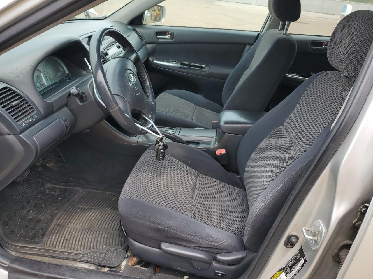 2004 Toyota Camry Le VIN: 4T1BE32K04U812094 Lot: 64277005