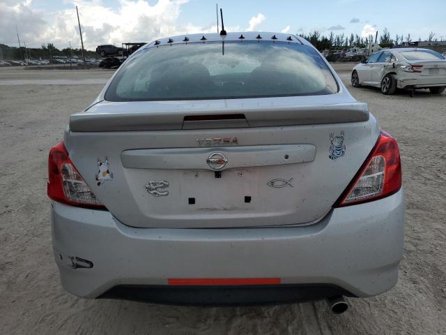  NISSAN VERSA 2018 Srebrny