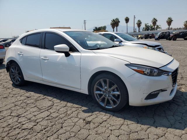  MAZDA 3 2018 Белы