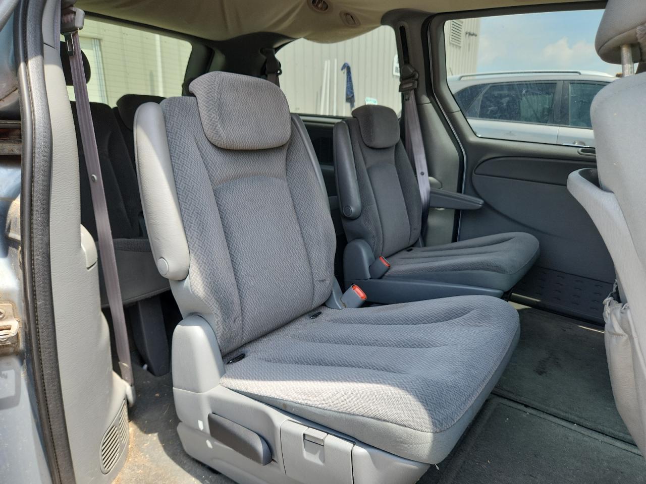 2005 Chrysler Town & Country Lx VIN: 2C4GP44R45R151088 Lot: 63684665