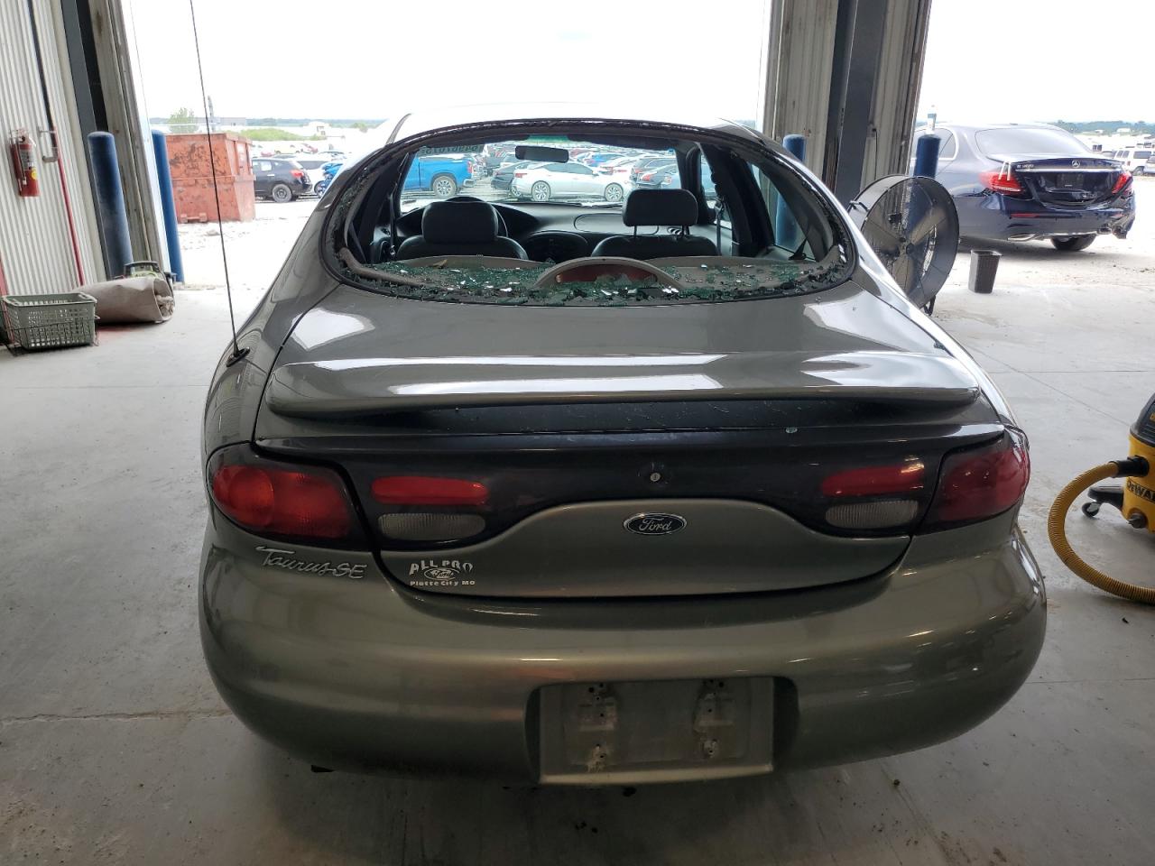 1999 Ford Taurus Se VIN: 1FAFP53S3XG318833 Lot: 64967075