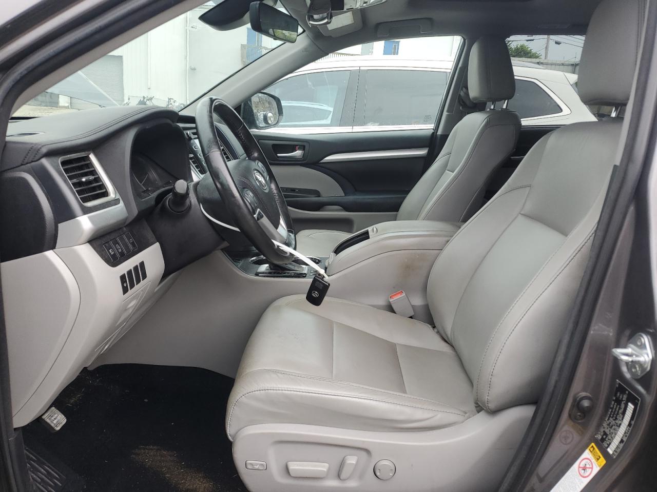 2018 Toyota Highlander Se VIN: 5TDJZRFH2JS869807 Lot: 65345755