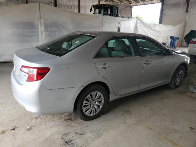 Sedans TOYOTA CAMRY 2013 Srebrny
