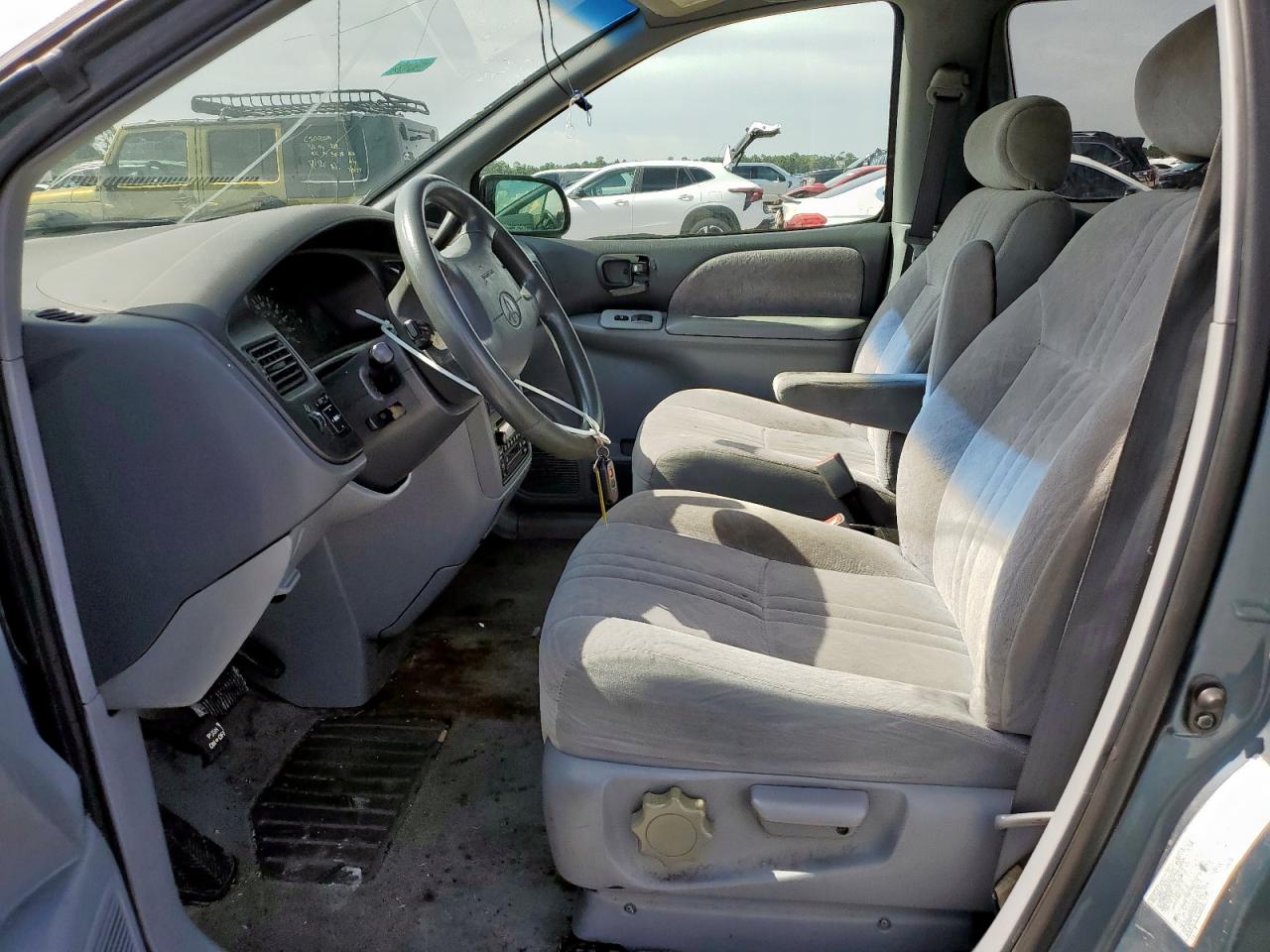 2000 Toyota Sienna Le VIN: 4T3ZF13C1YU199939 Lot: 64784415