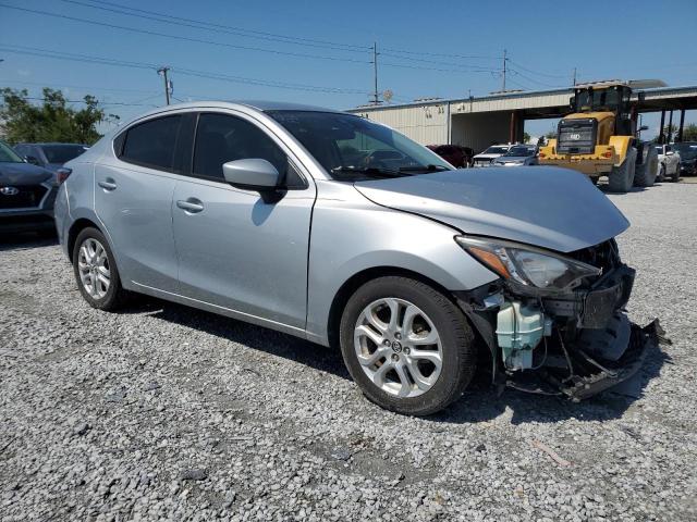 TOYOTA YARIS 2017 Srebrny