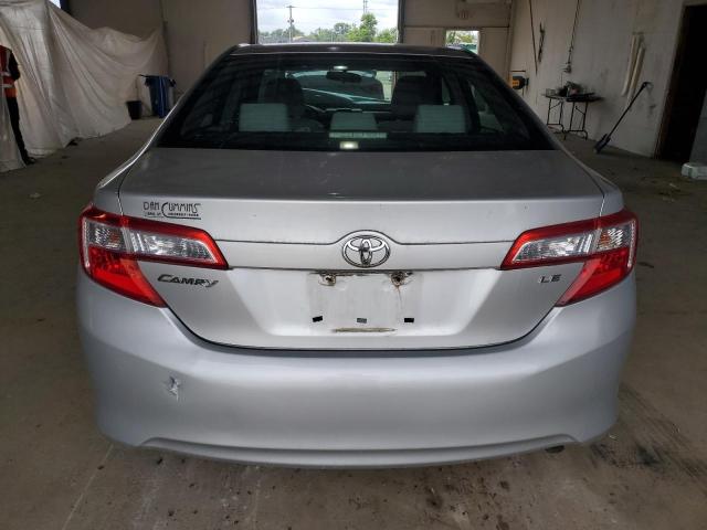 Sedans TOYOTA CAMRY 2013 Srebrny