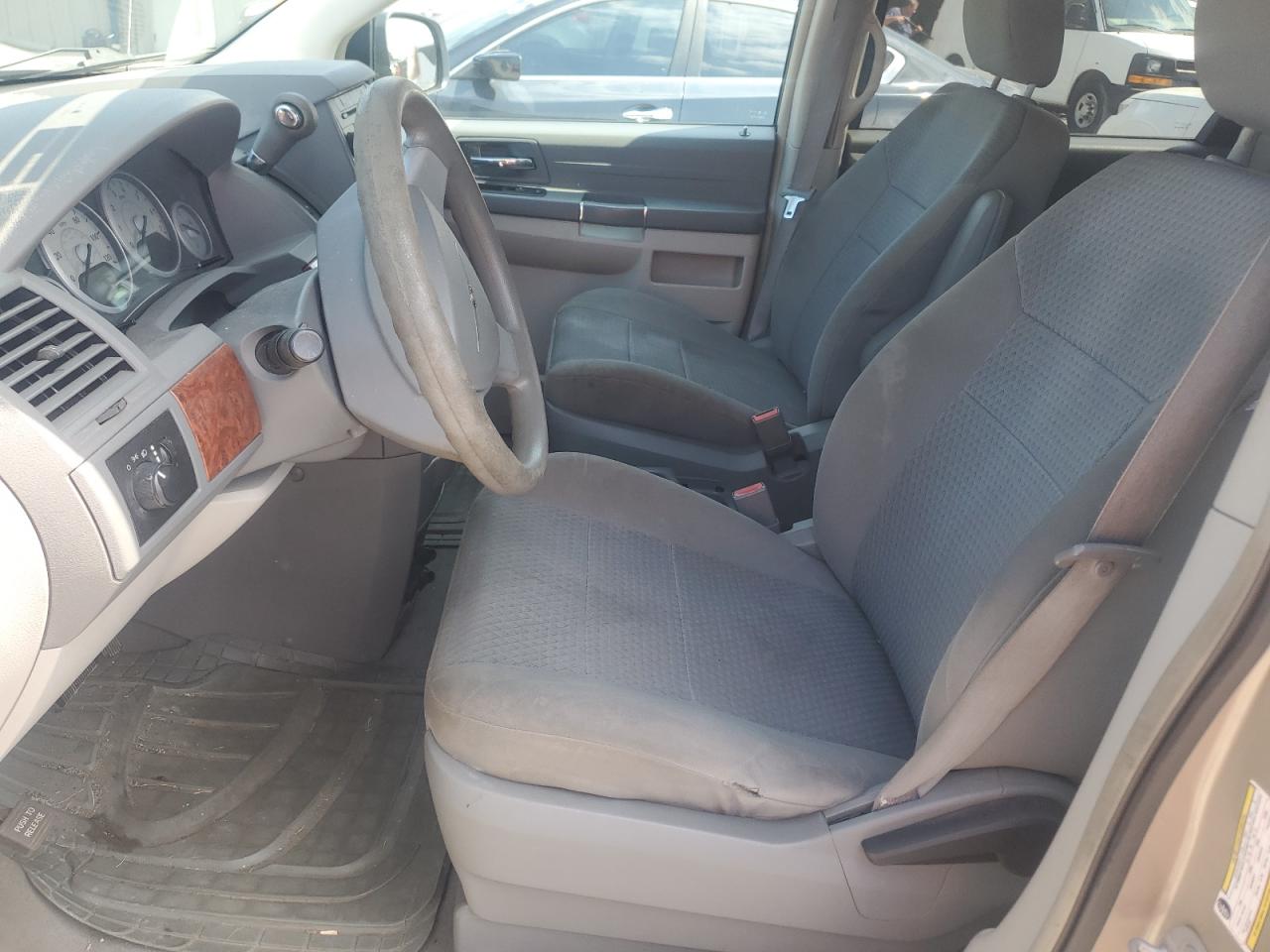 2009 Chrysler Town & Country Lx VIN: 2A8HR44E89R526765 Lot: 64310735