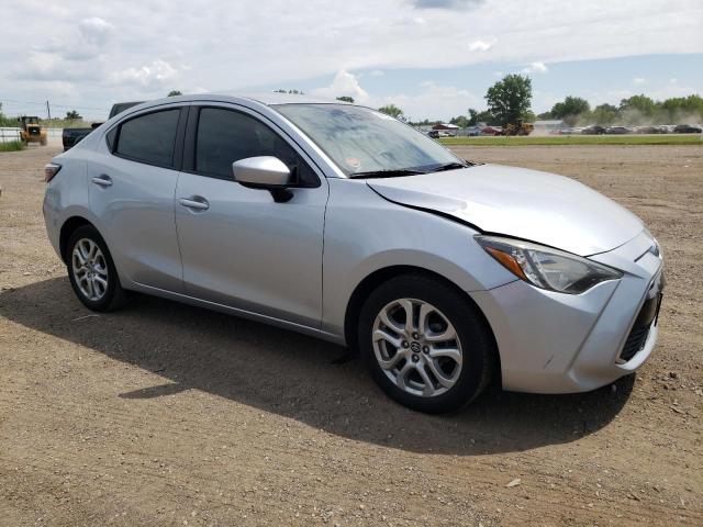  TOYOTA YARIS 2017 Srebrny