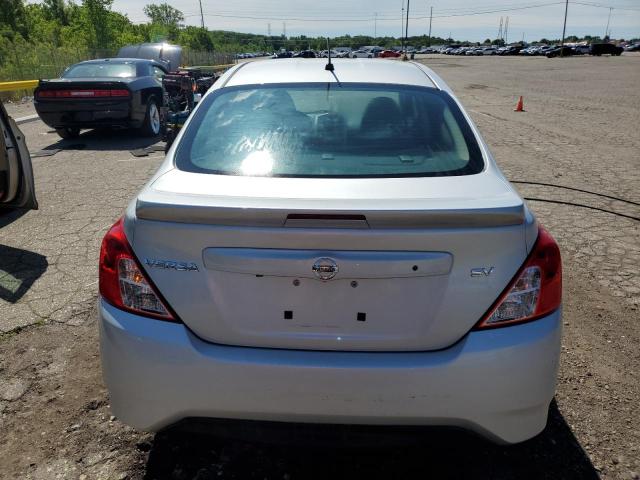  NISSAN VERSA 2018 Srebrny