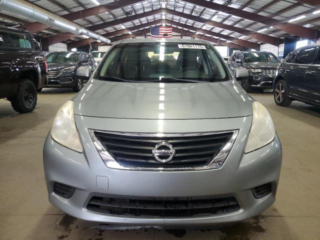Sedans NISSAN VERSA 2012 Srebrny