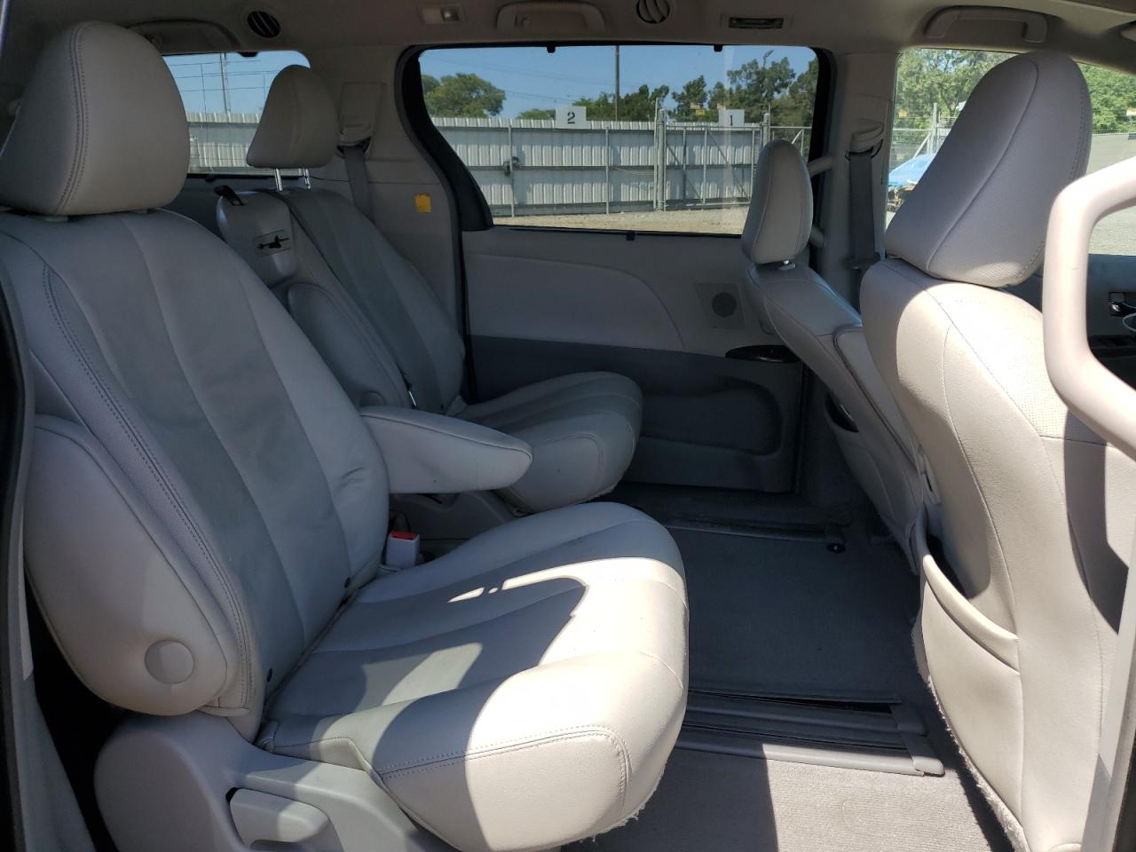 2011 Toyota Sienna Xle VIN: 5TDYK3DC4BS001414 Lot: 64079175