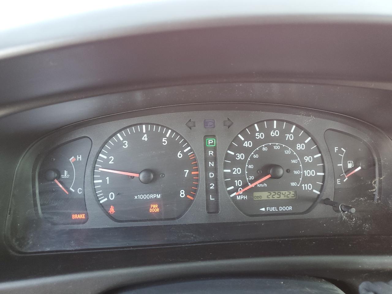 2000 Toyota Sienna Le VIN: 4T3ZF13C1YU295957 Lot: 64620325