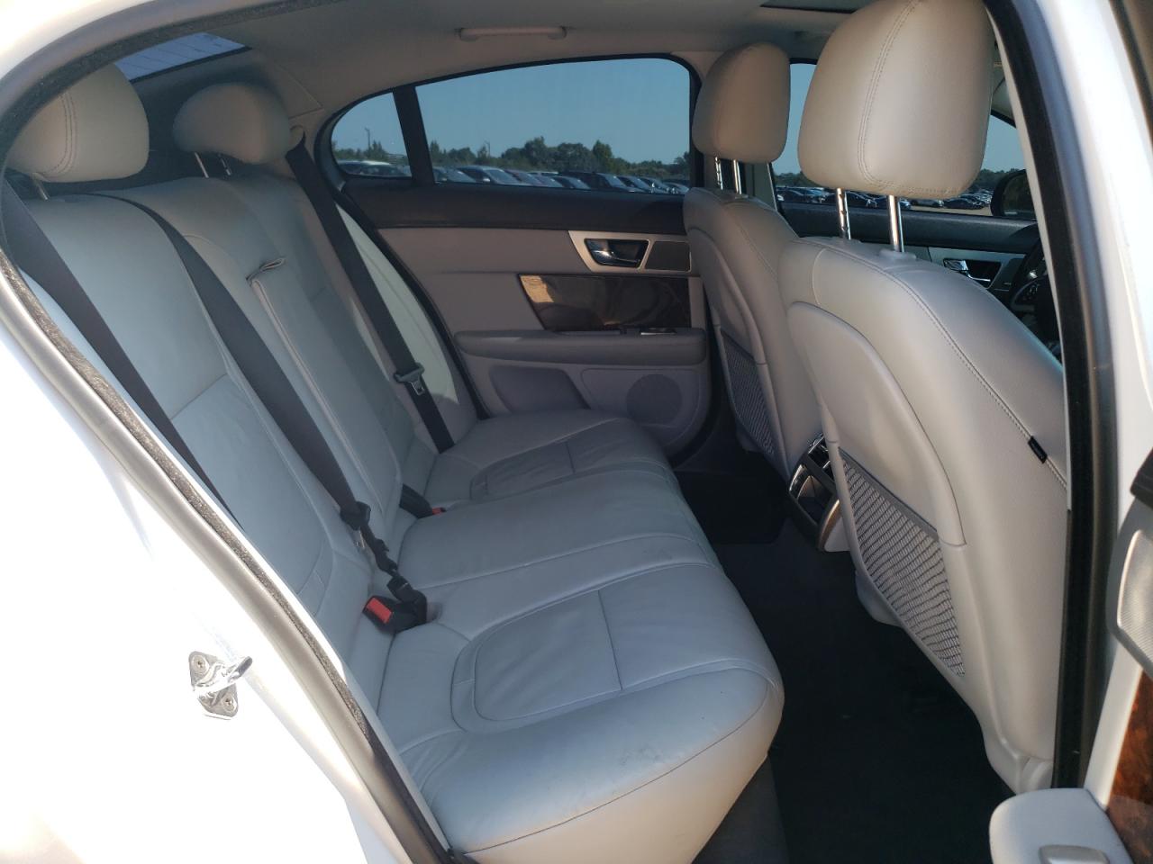2015 Jaguar Xf 2.0T Premium VIN: SAJWA0FS3FPU76910 Lot: 63750105