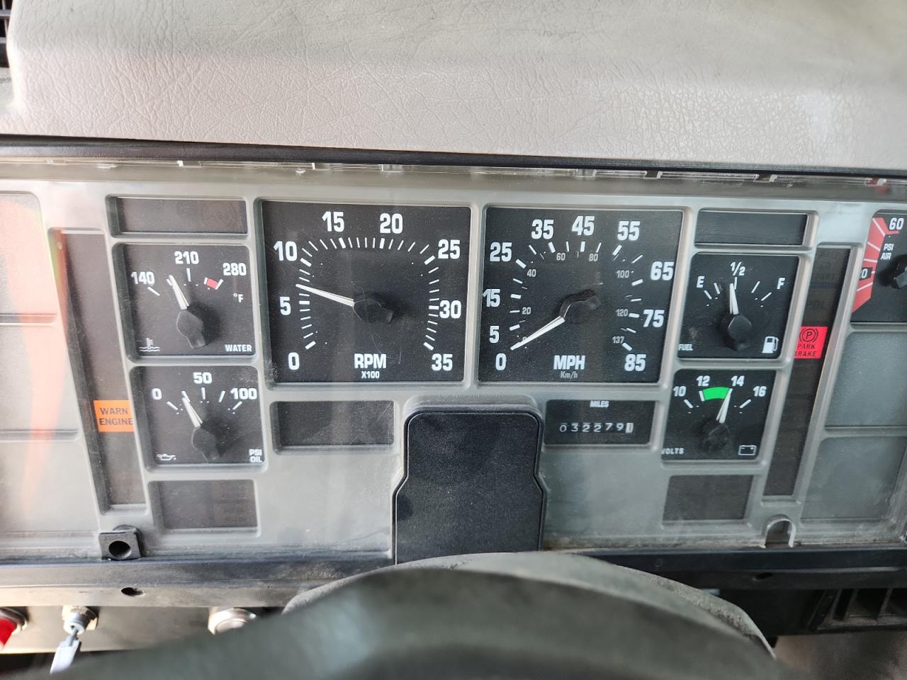 2001 International 4000 4900 - Trucks Semi Truck VIN: 1HTSDAAN31H396850 Lot: 64566995