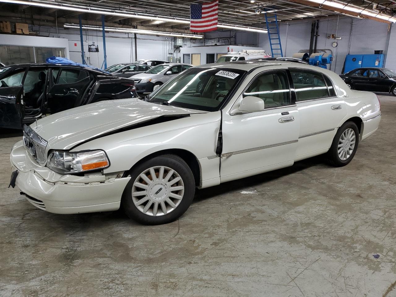 2005 Lincoln Town Car Signature Limited cream null gas 1LNHM82W65Y664539 photo #1