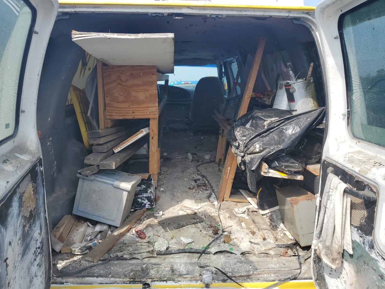 2000 Ford Econoline E350 Super Duty Wagon VIN: 1FBSS31L7YHB82648 Lot: 66702325