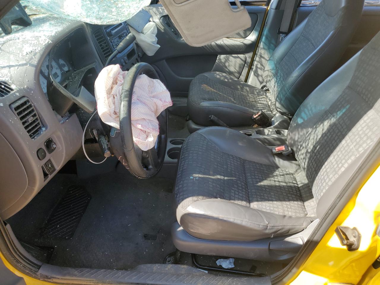 2001 Ford Escape Xls VIN: 1FMYU01121KF10379 Lot: 63602835