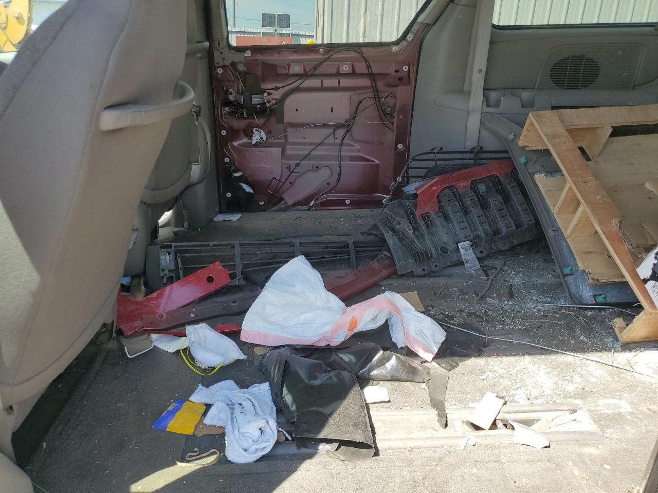2002 Dodge Grand Caravan Sport VIN: 2B4GP44RX2R702343 Lot: 63448095