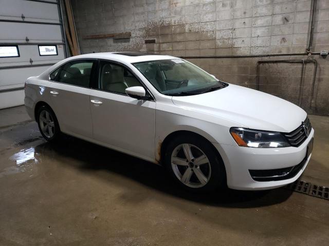 Sedans VOLKSWAGEN PASSAT 2012 White