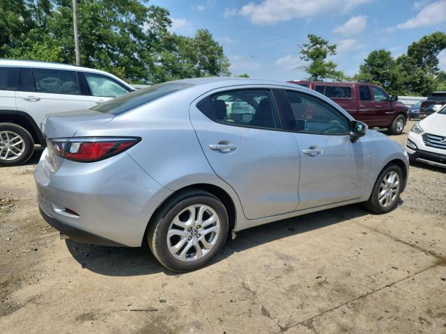  TOYOTA YARIS 2018 Srebrny