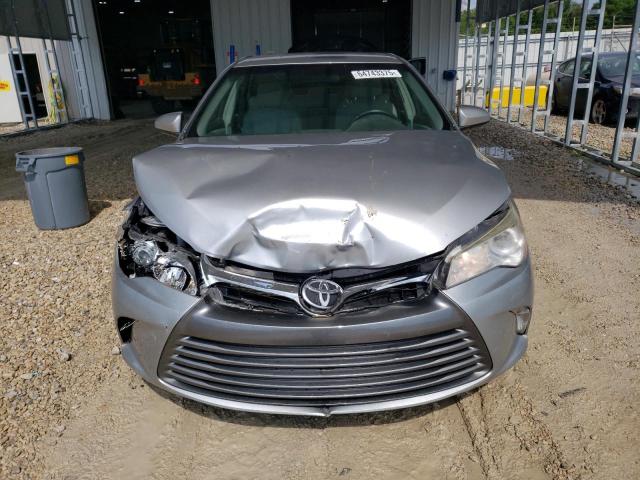 Sedans TOYOTA CAMRY 2017 Srebrny