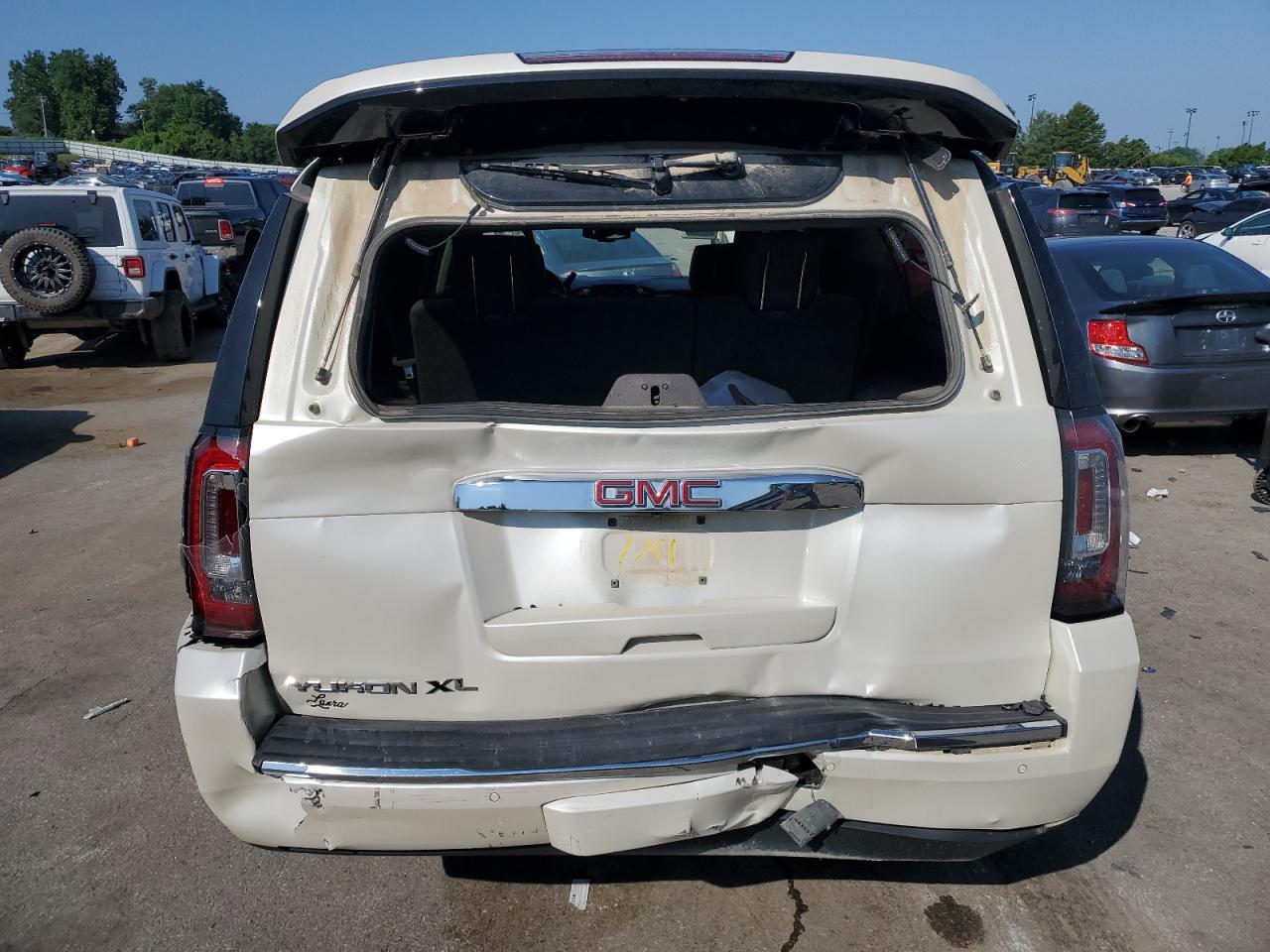 2015 GMC Yukon Xl Denali VIN: 1GKS2JKJ8FR585143 Lot: 63113585