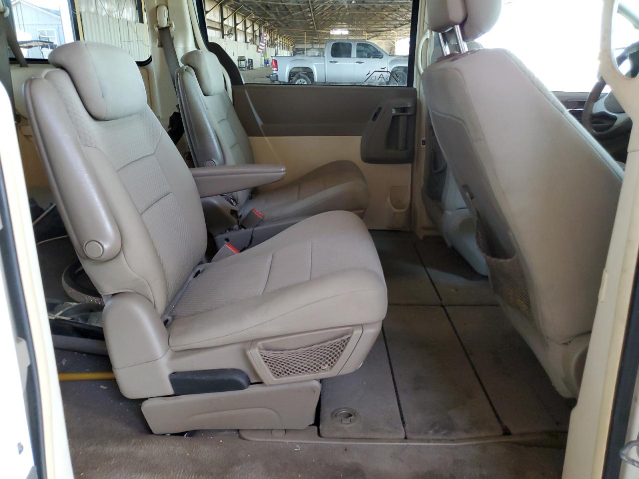 2010 Chrysler Town & Country Lx VIN: 2A4RR4DE1AR285948 Lot: 64640965