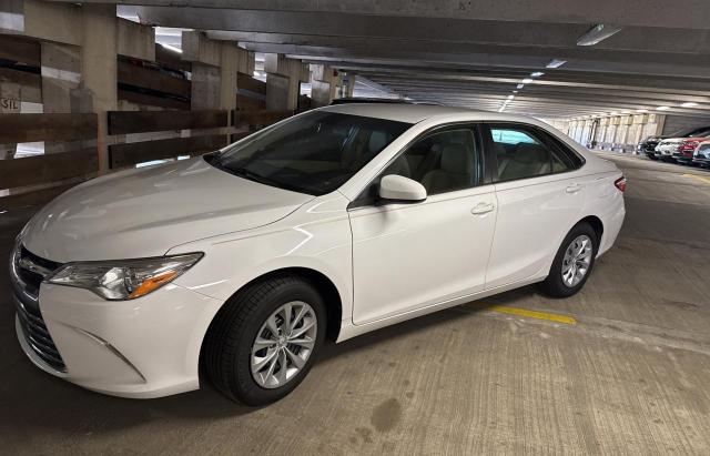 Sedans TOYOTA CAMRY 2017 Biały