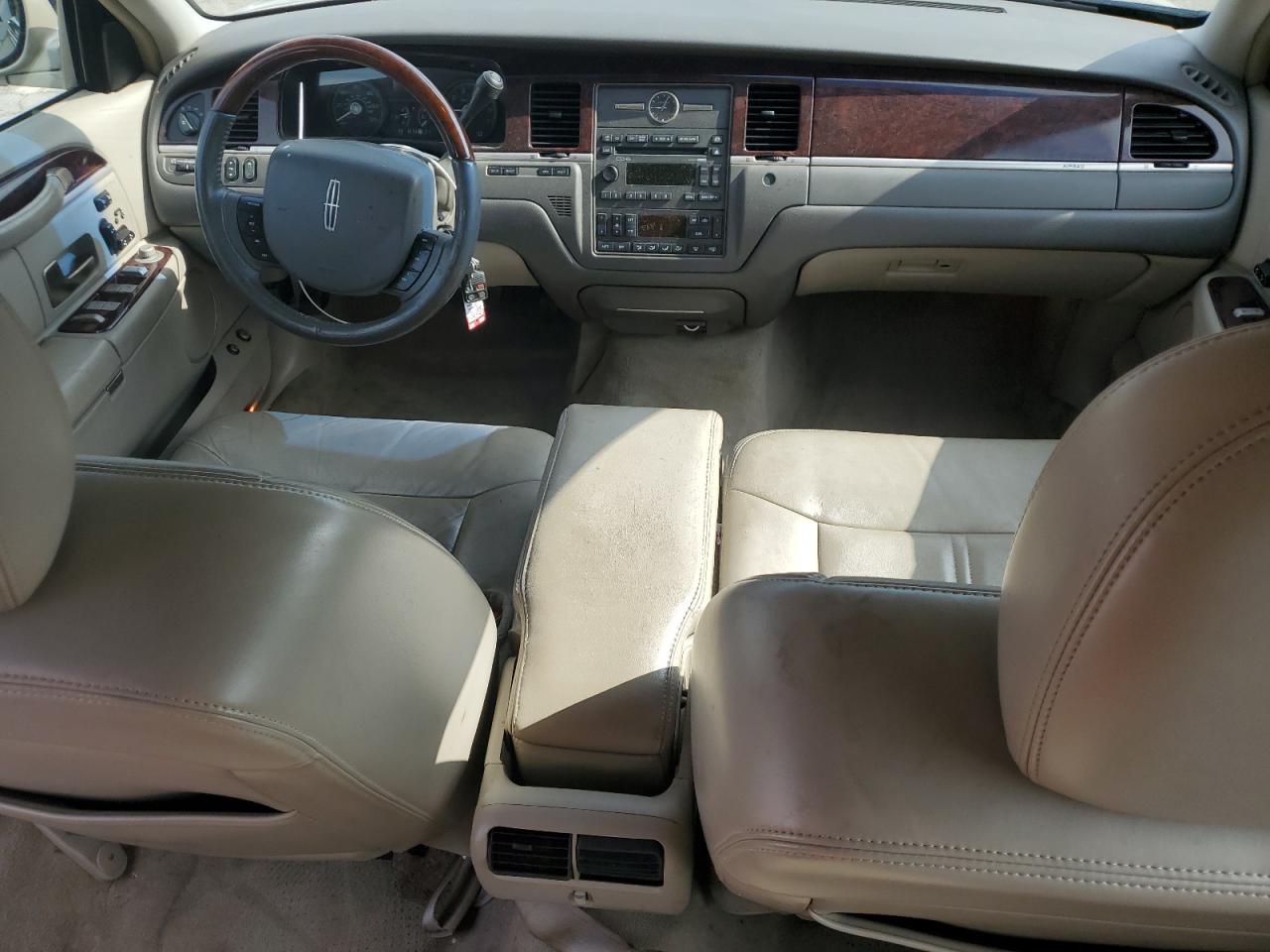 2009 Lincoln Town Car Signature Limited VIN: 2LNHM82V49X635599 Lot: 65336835